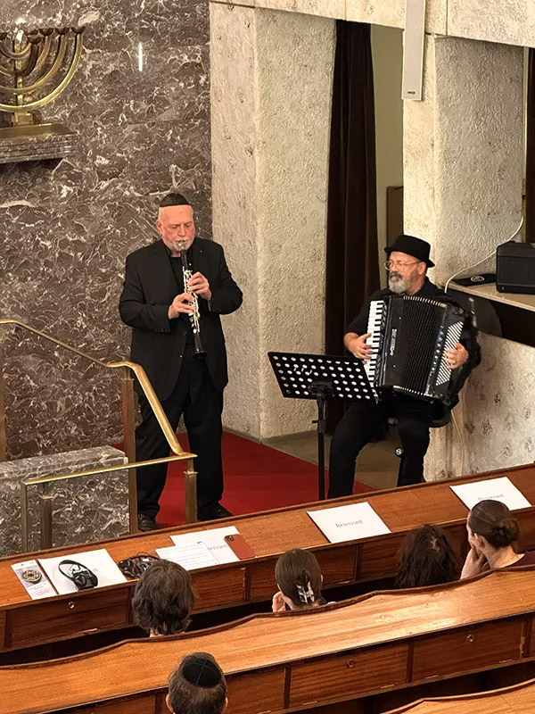 Musikalischer Beitrag Helmut Eisel und Nino Deda - Auftaktveranstaltung zum Projekt JüLiG
